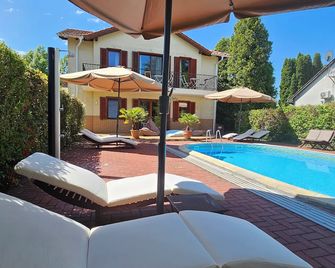 Hullám Villa B&B - Balatonmáriafürdő - Piscina