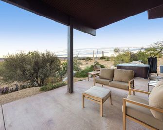 Jackalope Junction-pool, Hot Tub, Fire Pit, Bbq & Desert Views! 2 Bedroom Home by RedAwning - Pioneertown - Balkon