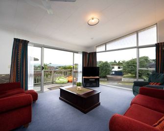 The Family Hub - Taupo - Living room