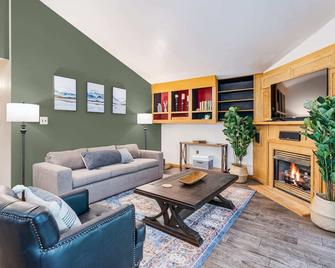 Lakefront Cottage w Hot Tub, Fire Pit, WiFi, Grill & Screened-In Porch - Berkeley Springs - Living room