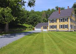 Hillside Haven: Luxe Farm Escape - 5br-2 King Beds - Swanzey - Building