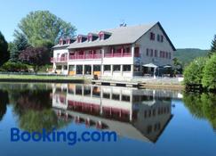 Le Lac Des Moines - Condat (Cantal) - Building