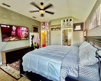 Luxury 4br home, 2 king,1 queen, 3bed, 4tv - Wichita Falls - Bedroom