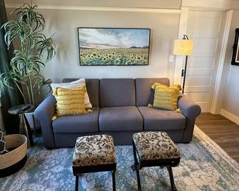 Redtail Inn - 3 Suites Sleeps Up To 12 - Ashland - Oturma odası