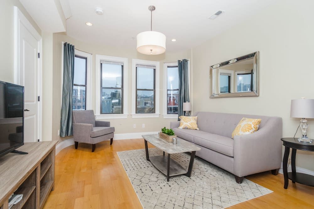 Luxury Top Floor 2 Bedroom in the heart of Boston's North End - בוסטון - סלון