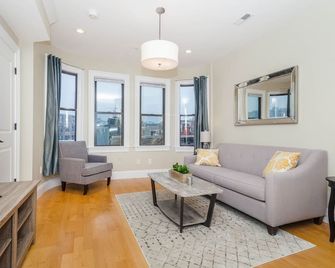 Luxury Top Floor 2 Bedroom in the heart of Boston's North End - Boston - Living room