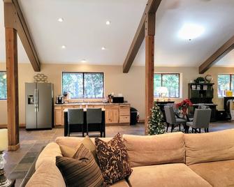 Luxury Mountain Loft- 1700 sqft only 4mi downtown Grass Valley and Nevada City - Grass Valley - Living room