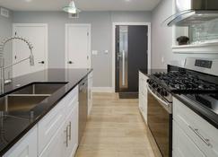 Luxury Condo 2br close to Metro & NIH Walter Rees\/Sightseeing\/Museums\/Zoo\/shops - Chevy Chase - Kitchen