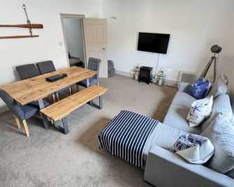 Nancie's Place - Dartmouth Town Center With Private Parking - A Traditional Georgian Private Duplex Apartment - Beautifully Refurbished - Two Bedrooms, Bathroom, Kitchen And Lounge Diner - Dartmouth - Living room