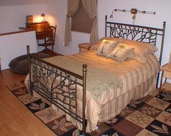 Annie's Cottage, Quiet Getaway, Peaceful Waterfall - Coos Bay - Bedroom