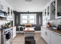 The Fred Deluxe 7 Br By I95 Train Harborvw Beach - Stamford - Kitchen