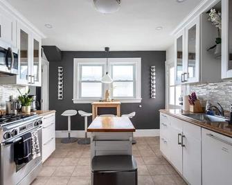 The Fred Deluxe 7 Br By I95 Train Harborvw Beach - Stamford - Kitchen