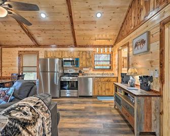 Cozy Broken Bow Cabin, Walk to the Lukfata Creek! - Broken Bow - Cocina