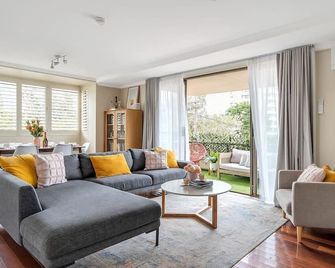 Marvellous Manly with Parking - Manly - Living room