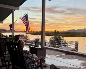 Spacious Waterfront House on The Colorado River with your own Dock and Beach! - Blythe - Balcony