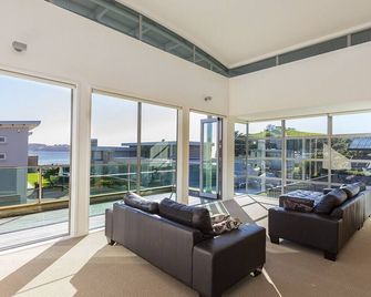 Ocean Escape - Omaha Holiday Home - Omaha - Sala de estar