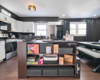 Spacious 5-Bedroom House With In Ground Pool - Fitness Room, Poker Room & Arcade - Waldorf - Kitchen