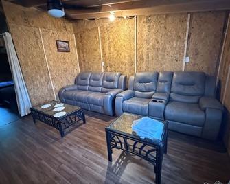 Barn Apartment located in beautiful Warrenton GA. 52ac, Lakes, Walks and more! - Warrenton - Soggiorno