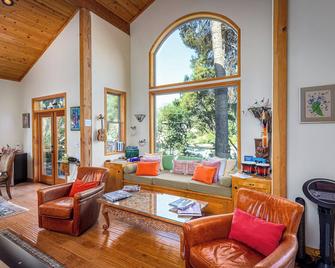 Kaweah Chakra Resort - Three Rivers - Living room