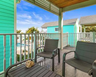 The Sea Spray Oceanfront Studio Cottage in East End - East End - Balkon