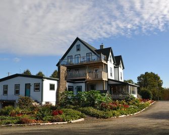 Still Point Lodge - Smith's Cove - Building