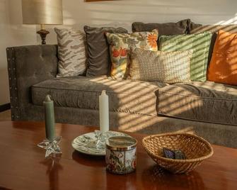 The Fox Den - Close to Dixon, Sterling and Polo - Dixon - Living room