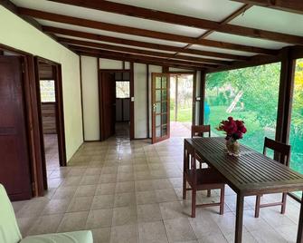 Freshwater Plantation Farm Stay - Luganville - Comedor