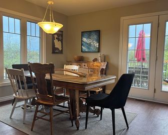 3 Bdrm Lakefront Cottage with Hot Tub In Blue Mountain - Duntroon - Salle à manger