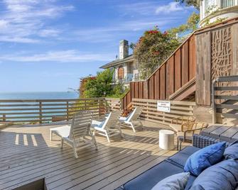 Ocean Front Beach House! Private Stairs To Sand! - Laguna Beach - Balcony
