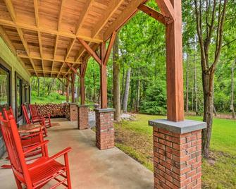 Chauga River Cabin Pets Welcome! - Mountain Rest - Patio