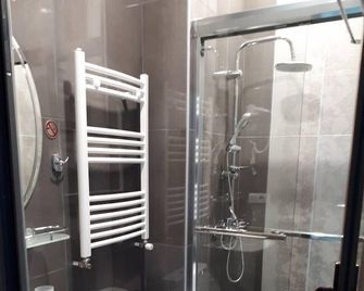 Nicolas - Tiflis - Baño