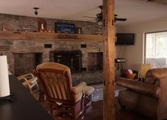 Modernized, open style, waterfront lakehouse! Sleeps up to 10! Great swimming! - Salisbury - Living room