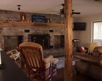 Modernized, open style, waterfront lakehouse! Sleeps up to 10! Great swimming! - Salisbury - Living room