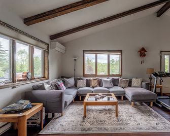 Mountain view apartment, 5mins to Ski Area! - Windham - Obývací pokoj