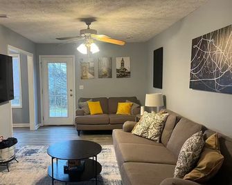 Stylish 3br Townhouse - Radcliff - Wohnzimmer