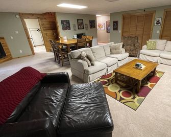 Mountain Serenity, Log Cabin, Hot Tub, EV Charger, Ski Resort 1mi, Sleeps 9 - Mars Hill - Sala de estar
