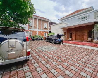 RedDoorz @ Andongkoe 64 Salatiga - Salatiga - Будівля