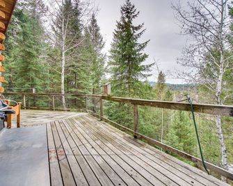 Roots Rustic Retreat Tree-Lined Cabin in McCall - McCall - Balcony
