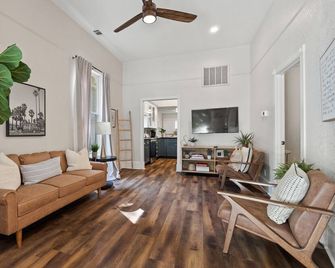 Charming Upstairs 3br: Minutes from Dt Sacramento! - Sacramento - Salon
