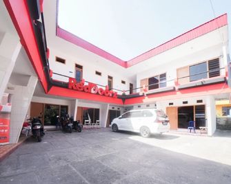 RedDoorz @ Tretes 2 - Prigen - Gebouw