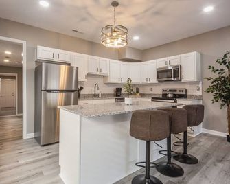 Newly Renovated 4br Cozysuites - Louisville - Kitchen