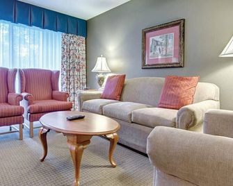Club Wyndham Kingsgate 3 bedroom Lockoff - Charming Resort! - Williamsburg - Living room