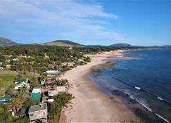Frontline Beach House: Your Dream Vacation in a Home with private beach access - Piriápolis - Beach