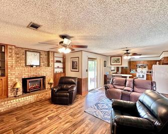 Affordable Comfort Near Toledo Town- Relax at The Toledo Bend Getaway - Many - Living room