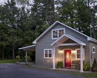 Incredible “walkable” Rental With Sawkill Creek Views - Woodstock - Edificio