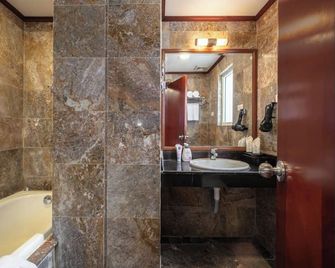 A25 Hotel 221 Bach Mai - Hanoi - Bathroom