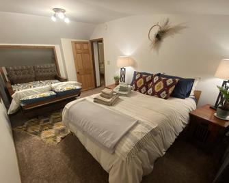 Cozy Home close to hiking/biking, ORV trails & many bodies of water - Negaunee - Bedroom