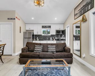 Luxury 2BR home with high ceilings with BBQ/ patio in beautiful South Windsor. - Windsor - Living room