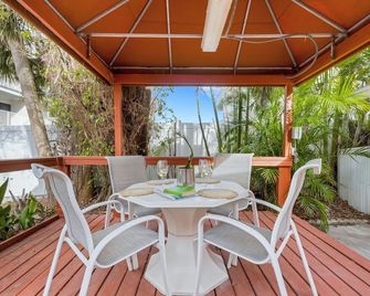 Beachcomber Beach House - Steps to The Sands - Clearwater Beach - Balkon