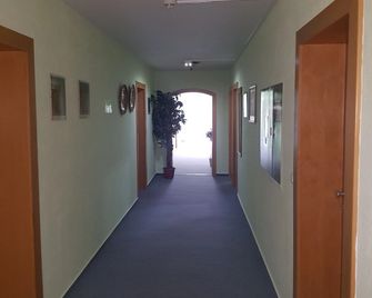 Hotel Stadt Baunatal - Baunatal - Pasillo